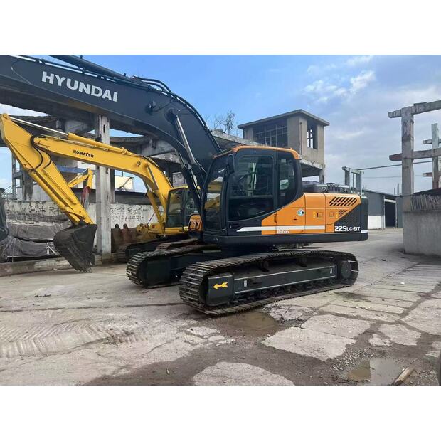 2021 Hyundai R225LC-42521933