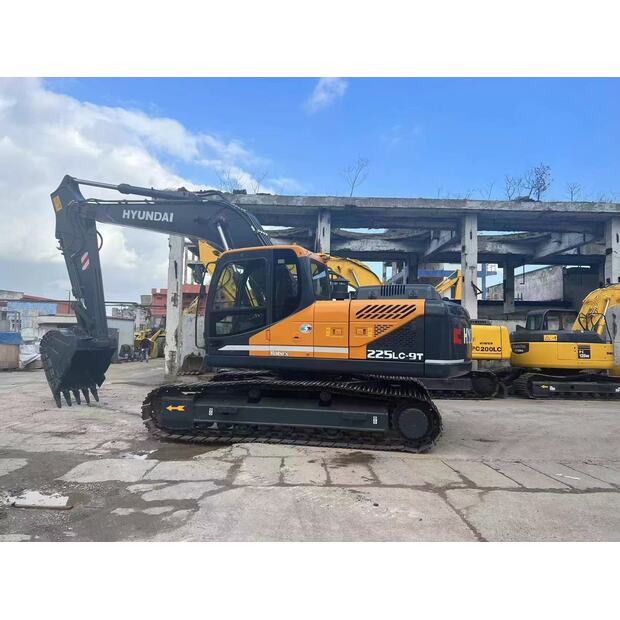 2021 Hyundai R225LC-42521942