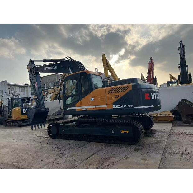 2021 Hyundai R225LC-42521943