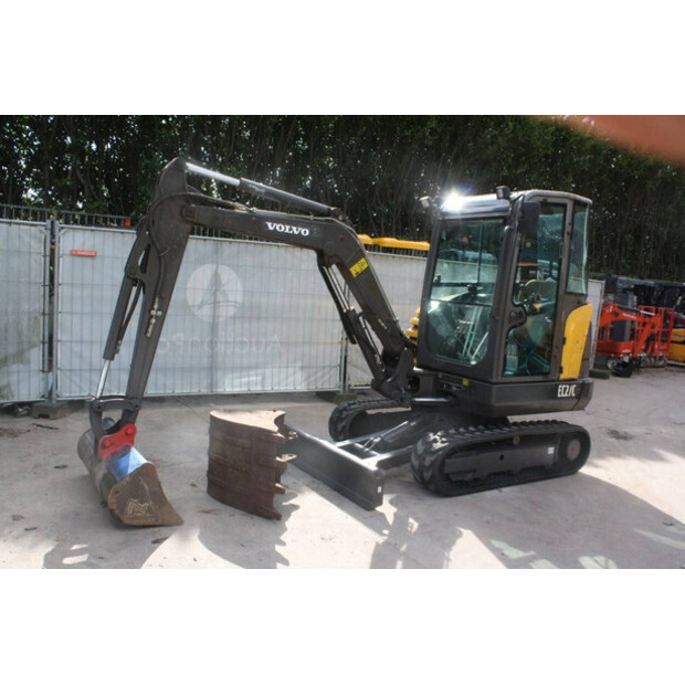 2015 فولفو EC27C-42543348