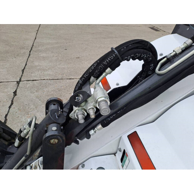 2021 بوبكات L28-42601135