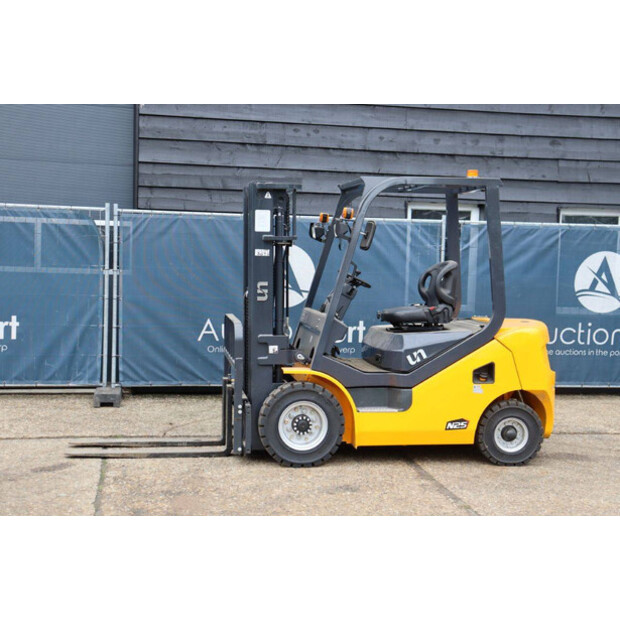 2022 UN FD25T-42640421