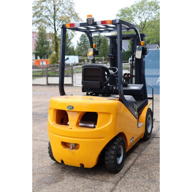 2022 UN FD25T-42640426