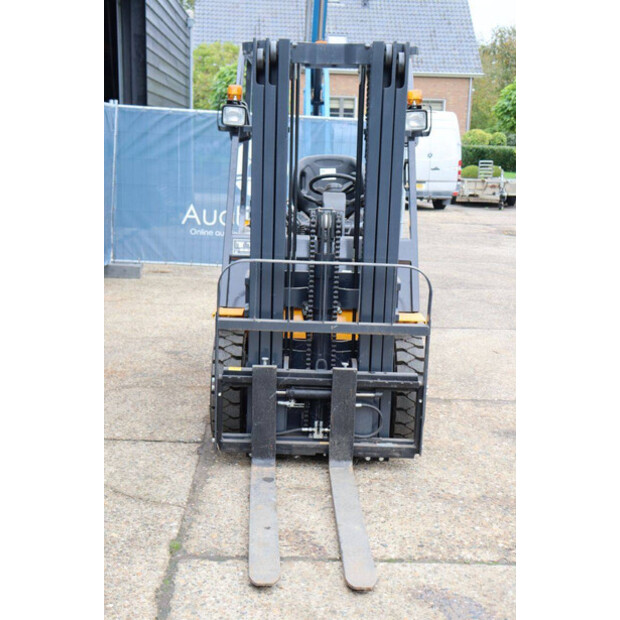 2022 UN FD25T-42640428