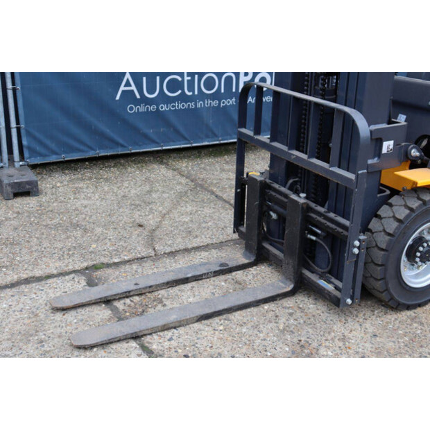 2022 UN FD25T-42640430
