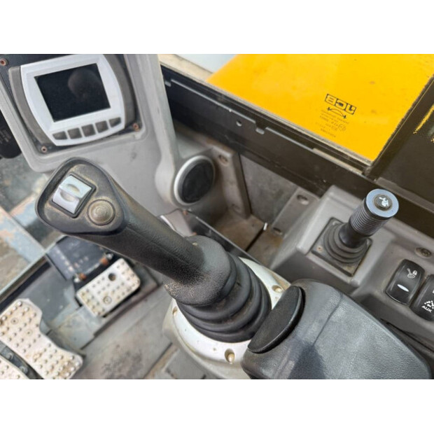 2019 جيه سي بي 86C-1-42644936