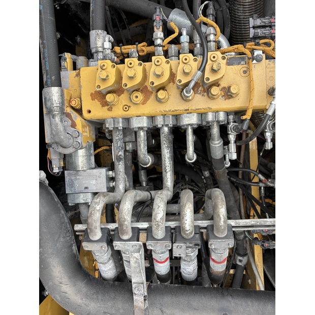 2020 كاتربيلر M322F-42654282