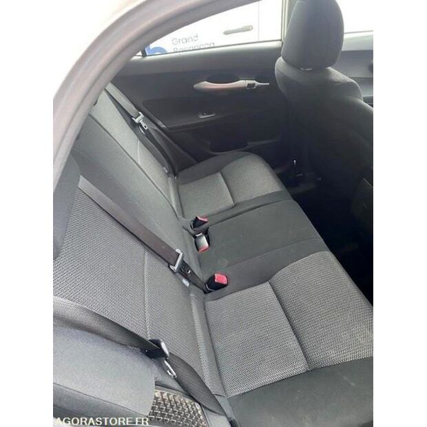 2011 Toyota AURIS-42696079