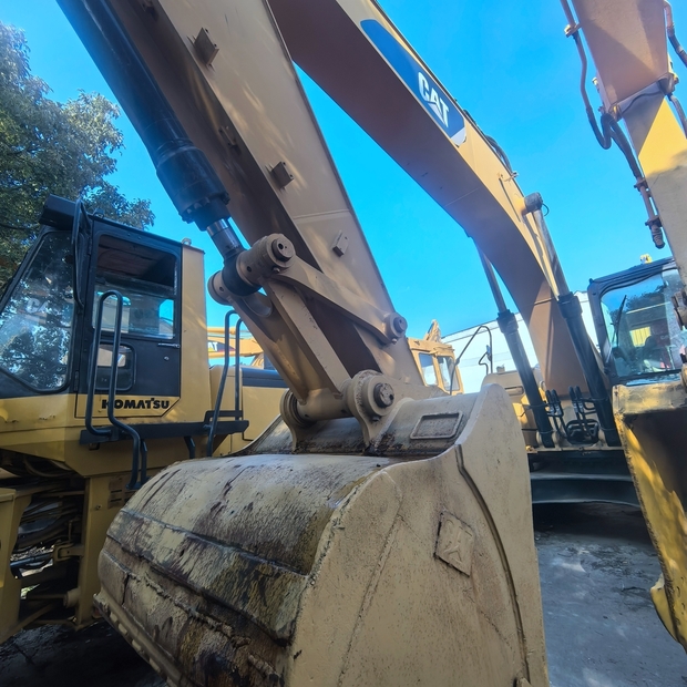 2021 Caterpillar 325D-42697236