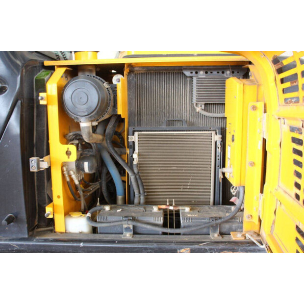2019 JCB JS130LC-42775673