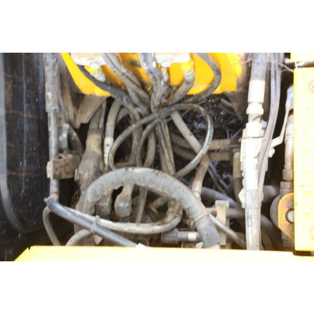 2019 JCB JS130LC-42775675