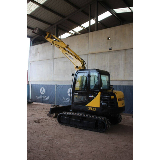 2013 Hyundai R60-7-42776290