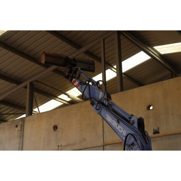 2002 TAKEUCHI TB80FR-42777223