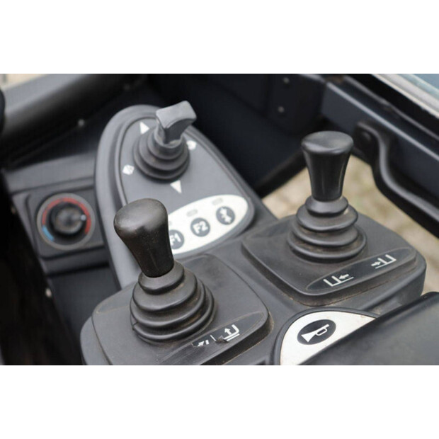2019 Still RX70-25T-42780011