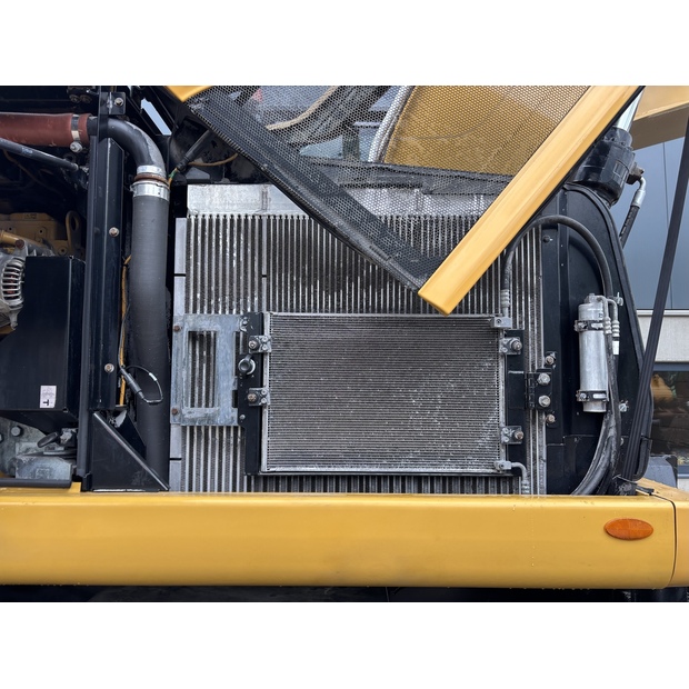 2020 كاتربيلر M322F-42796182