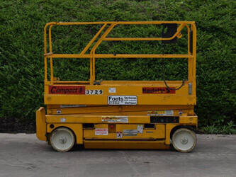 صورة ل رافعات مقصية 2006 هولوت COMPACT 8