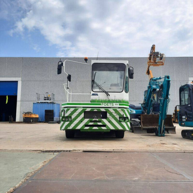 2011 MOL YME225/4X2-42812203
