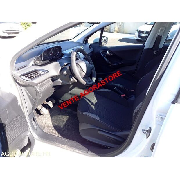 2015 Peugeot 208-42830223