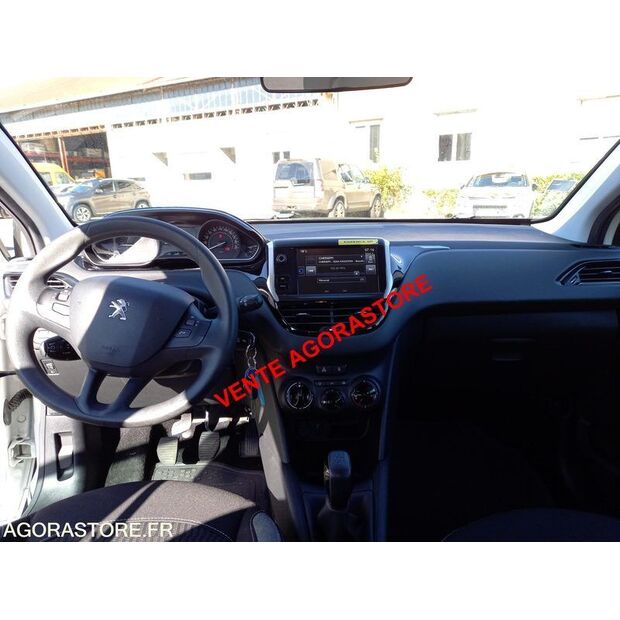 2015 Peugeot 208-42830224