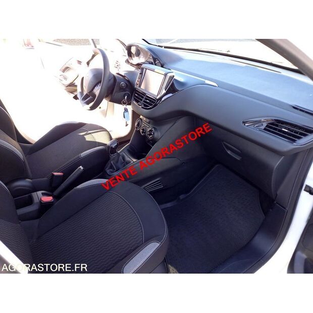 2015 Peugeot 208-42830227