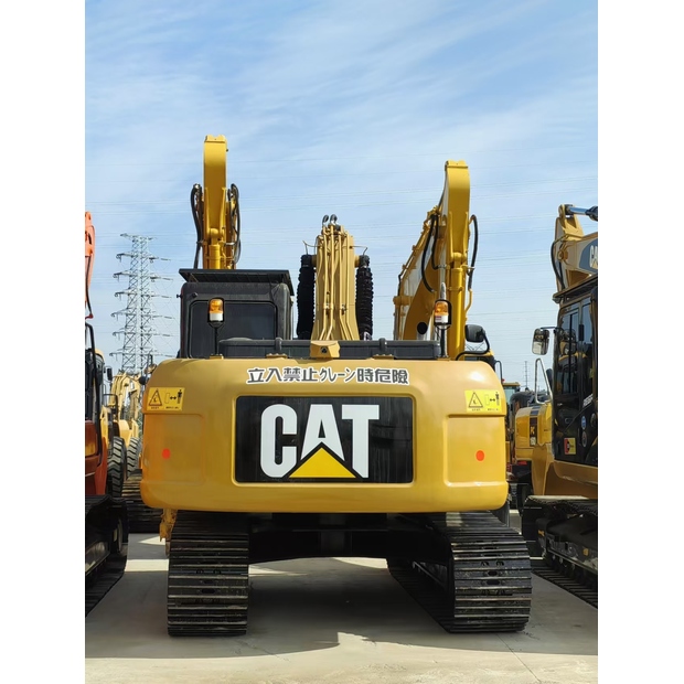2024 Caterpillar 320D2-42888740