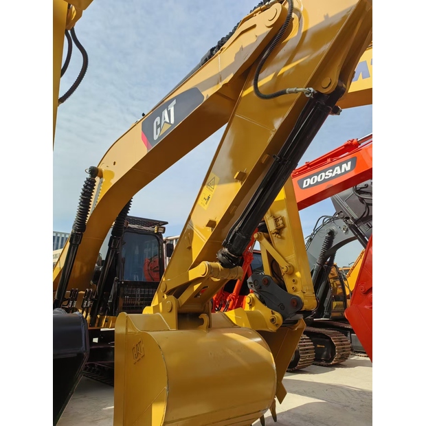 2024 Caterpillar 320D2-42888742