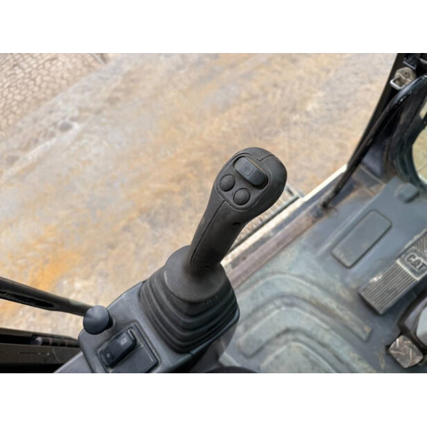 2011 Caterpillar M318D-42909908