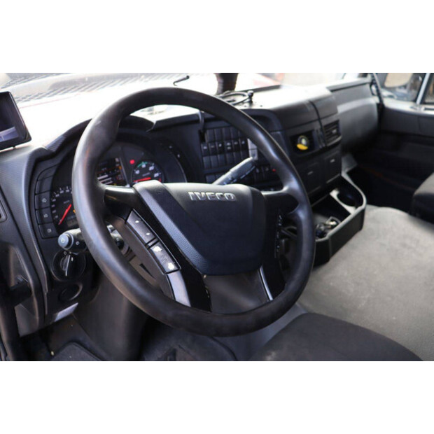 2017 Iveco AD190S/P-42975813