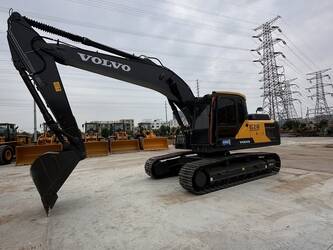 صورة ل حفارات مجنزرة 2024 فولفو EC210