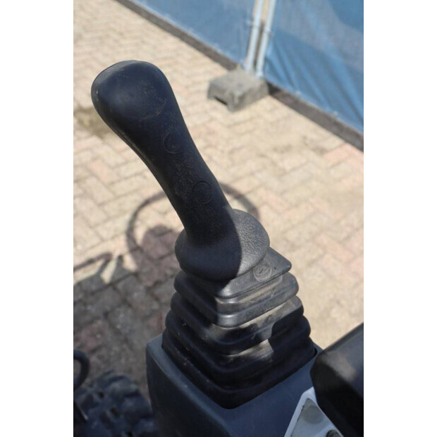 2016 بوبكات E10-42983653