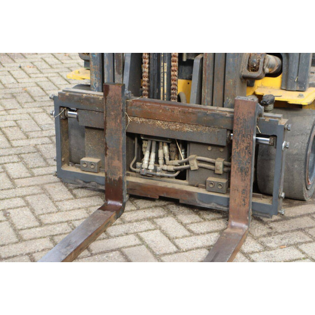 2011 Komatsu FB20A-12-42988805