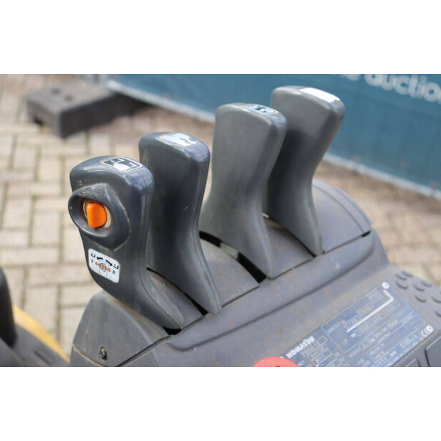 2011 Komatsu FB20A-12-42988824