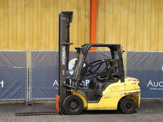 صورة ل 2016 هيونداي 25D-9