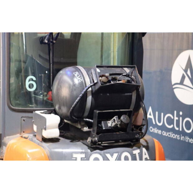 2015 Toyota 02-8FGF25-43030730