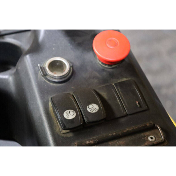 2017 Hyundai 16B-9-43031303