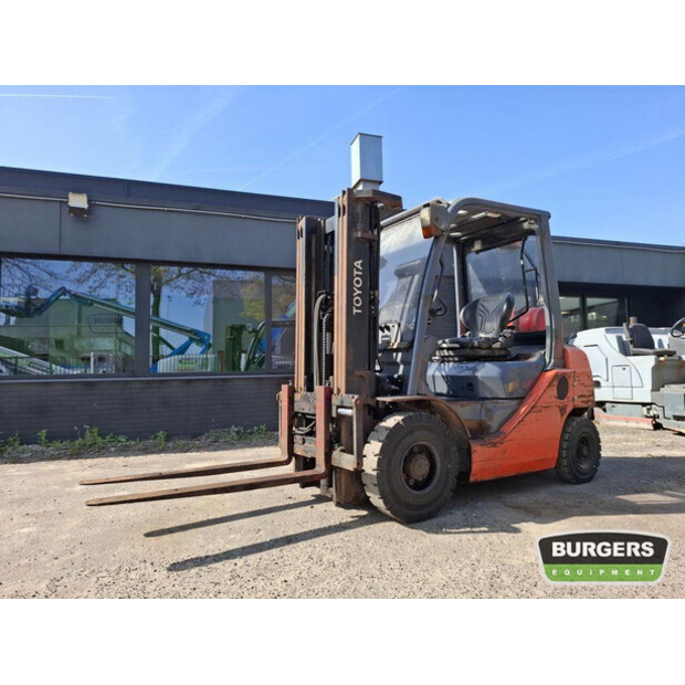 2011 تويوتا 02-8FGF20-43047154