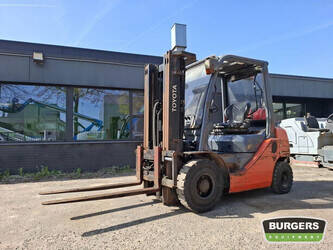 Image de CHARIOTS ÉLÉVATEURS 2011 Toyota 02-8FGF20