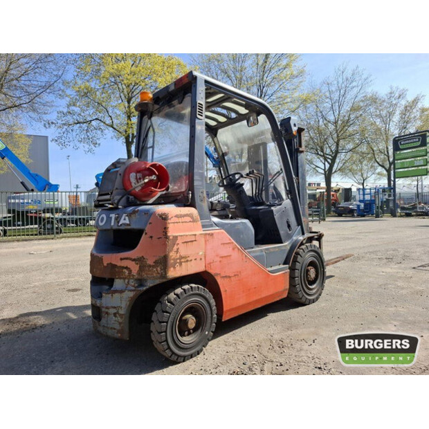 2011 تويوتا 02-8FGF20-43047161