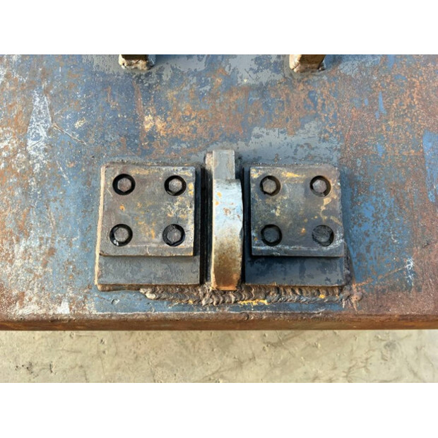 2011 فولفو S1-43093149