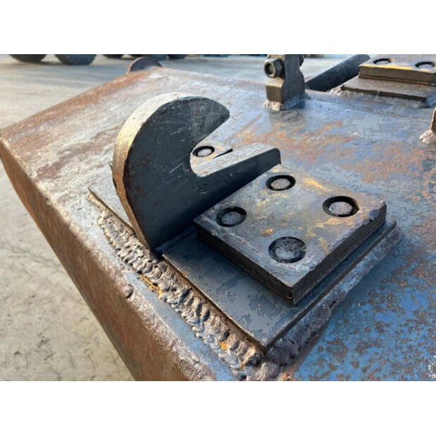 2011 فولفو S1-43093150