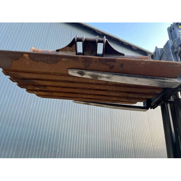 2011 فولفو S1-43093154