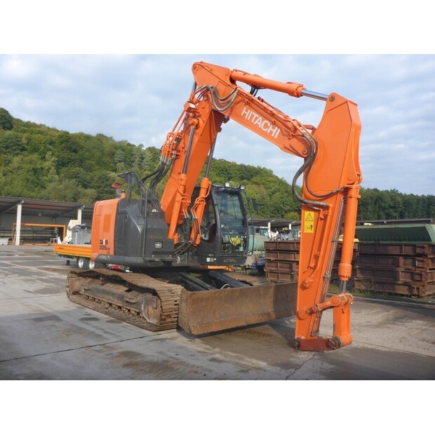 2016 Hitachi ZX225USLC-5B-43126741