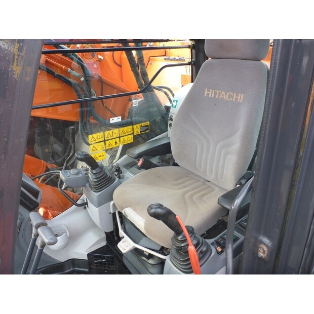 2016 Hitachi ZX225USLC-5B-43126742