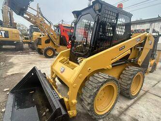 صورة ل لوادر صغيرة 2022 كاتربيلر 246D