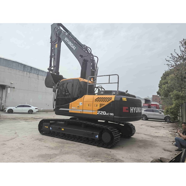 2021 Hyundai R220LC-9S-43138690