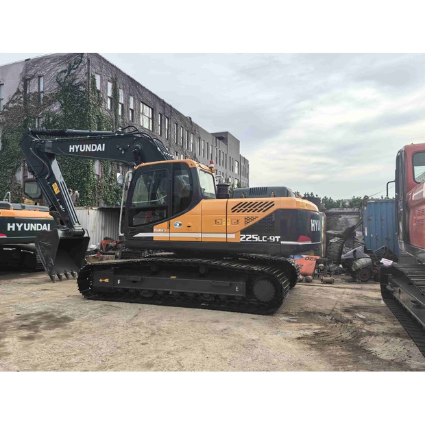 2021 Hyundai R225LC-9T-43138693