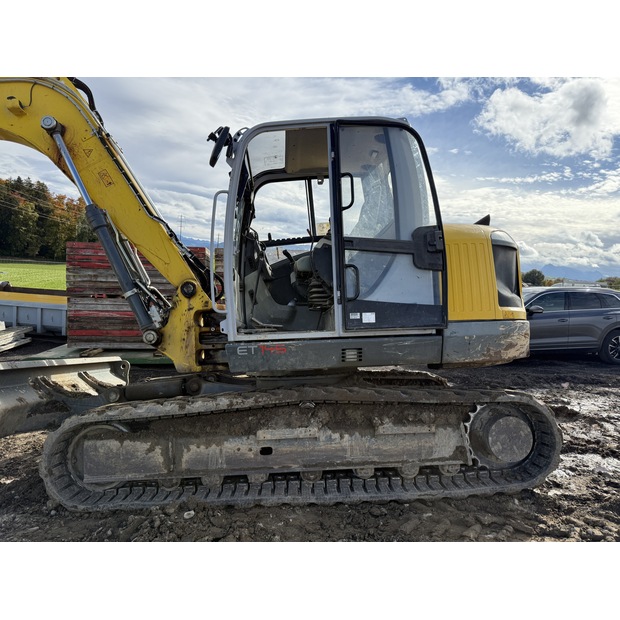 2011 نيو هولاند E235BSR-2-43175089