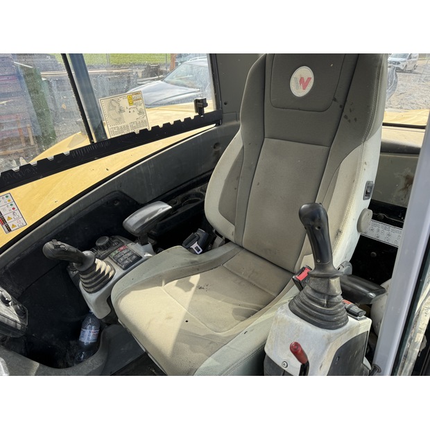 2011 نيو هولاند E235BSR-2-43175093