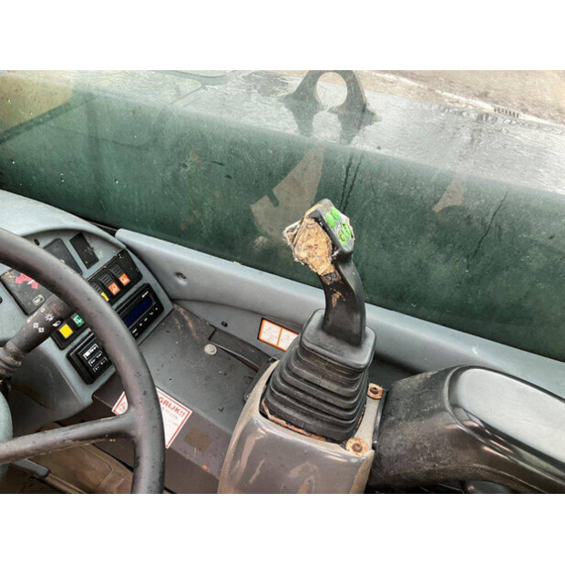 2003 نيو هولاند LM410-43184357