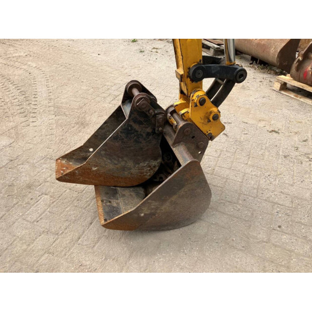 2003 جيه سي بي 8032-43184812